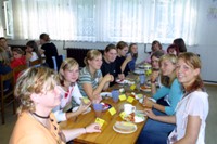 Die gro�en M�dels beim Essen!